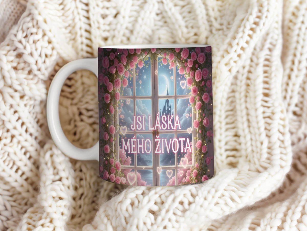 Romantický hrnek s růžemi, srdci a pohádkovým hradem.