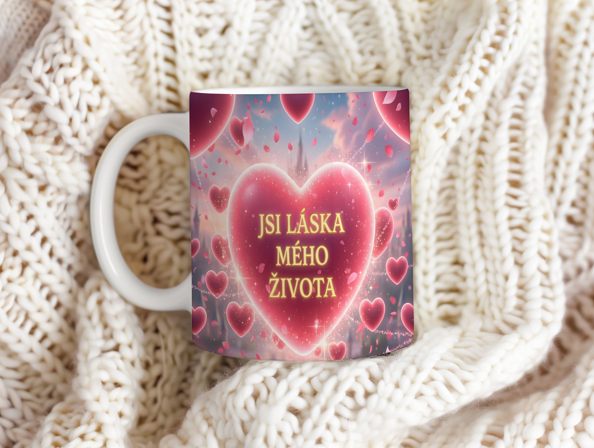 Hrnek s romantickým motivem srdce a textem JSI LÁSKA MÉHO ŽIVOTA.