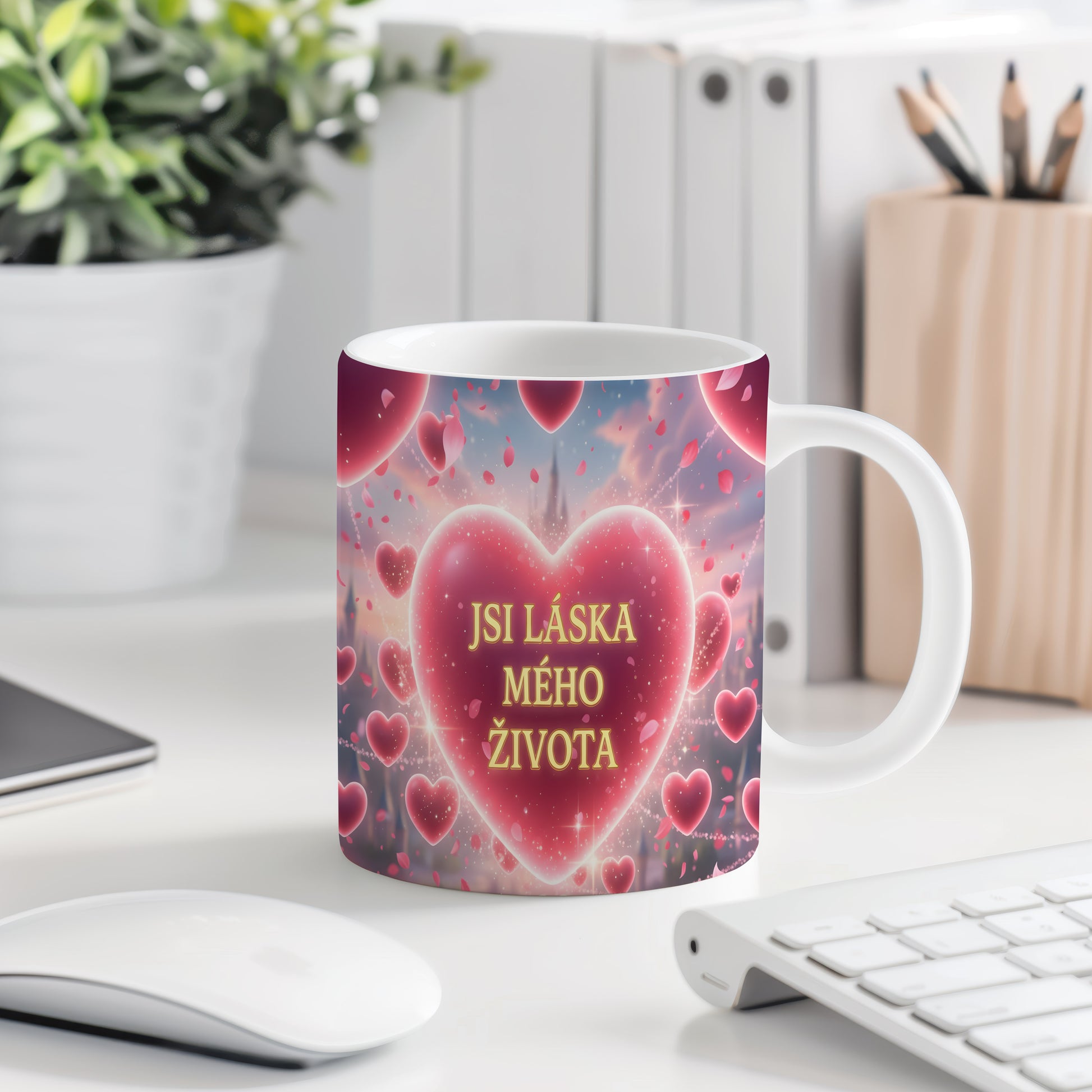 Hrnek s romantickým motivem srdce a textem JSI LÁSKA MÉHO ŽIVOTA.