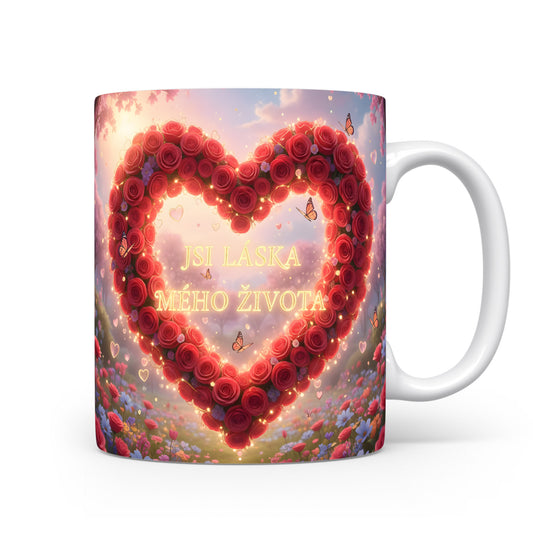 Hrnek s červeným srdcem z růží a motýly na pastelovém pozadí.