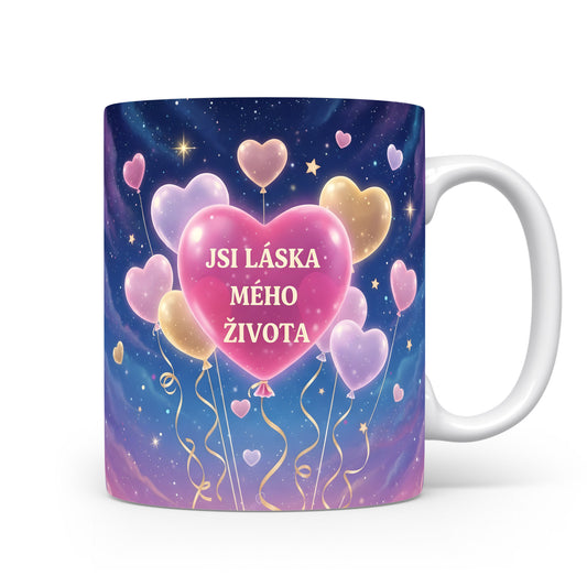 Hrnek s motivem srdcí a hvězd na modrém pozadí.