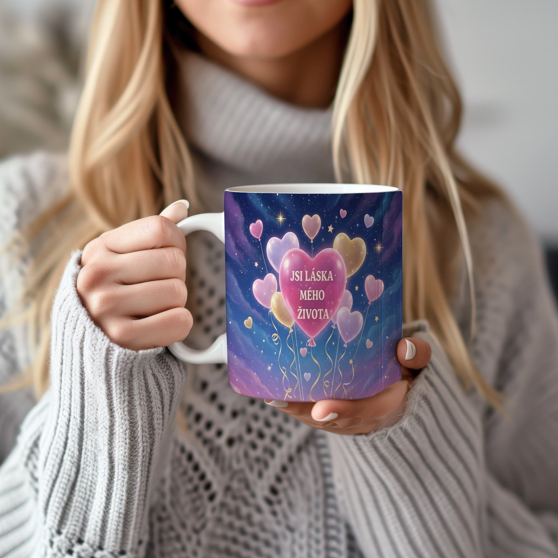 Hrnek s motivem srdcí a hvězd na modrém pozadí.