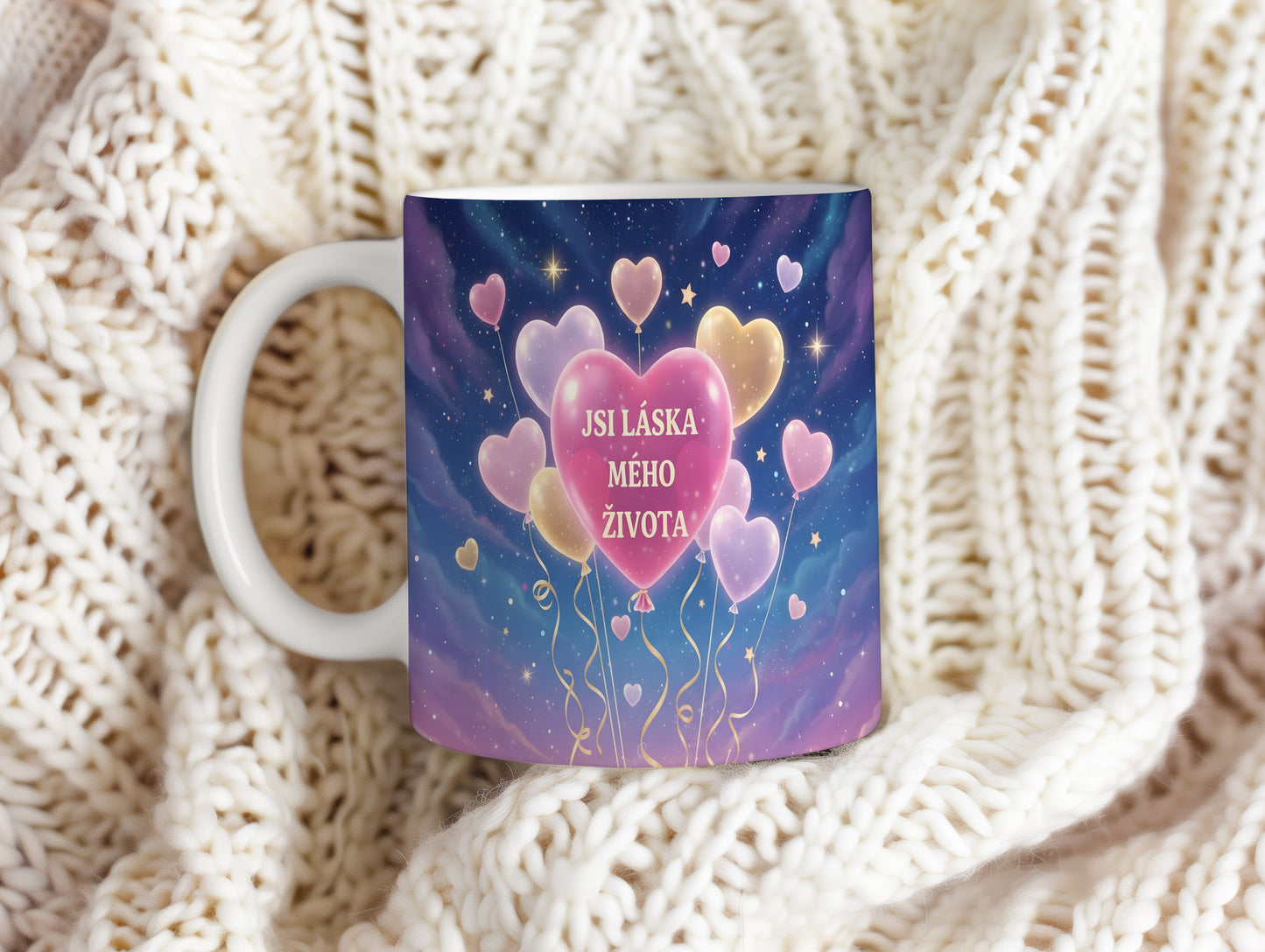 Hrnek s motivem srdcí a hvězd na modrém pozadí.