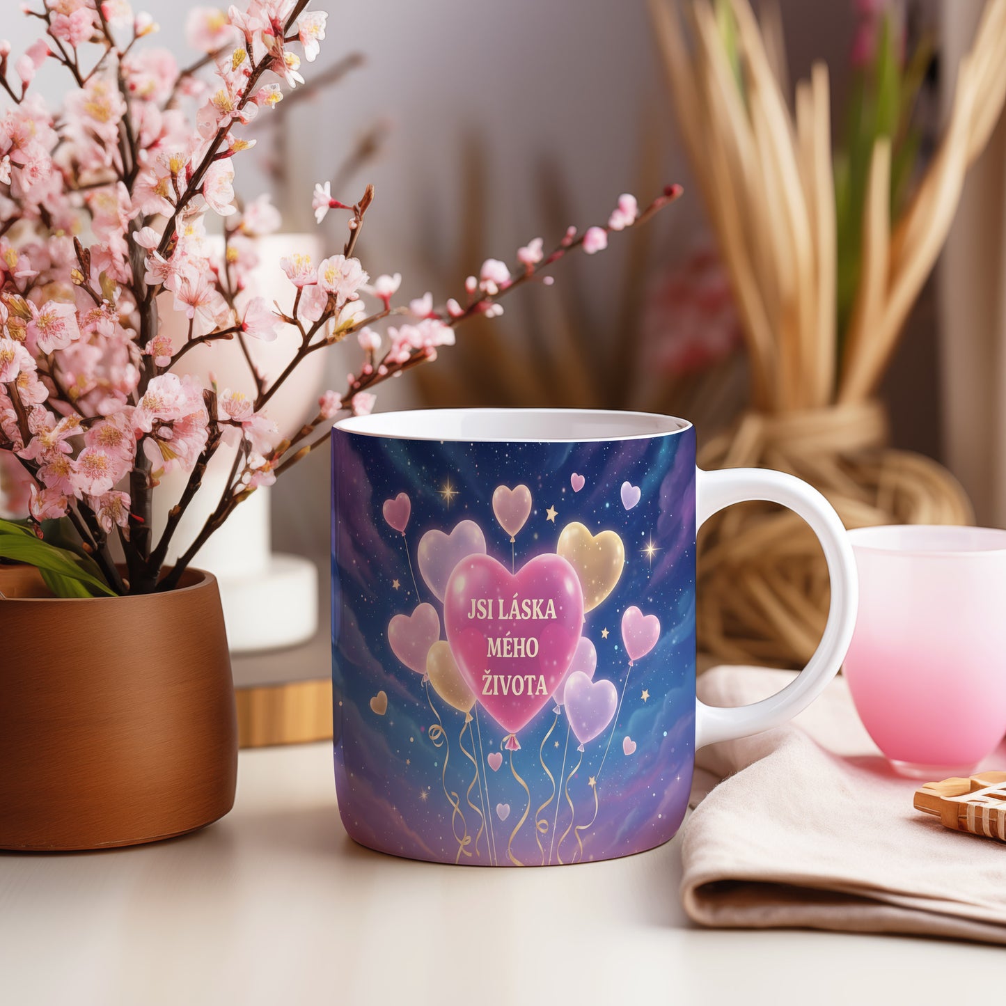 Hrnek s motivem srdcí a hvězd na modrém pozadí.