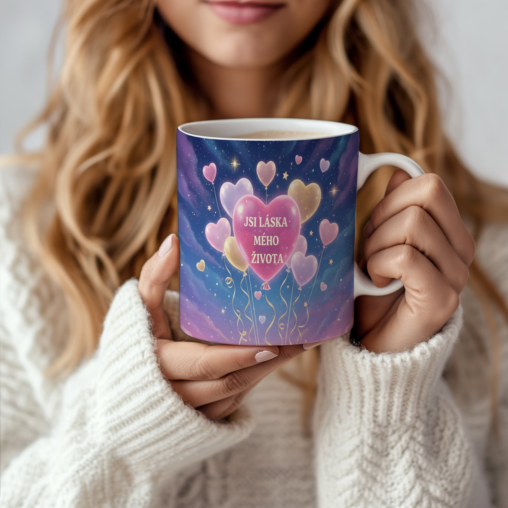 Hrnek s motivem srdcí a hvězd na modrém pozadí.