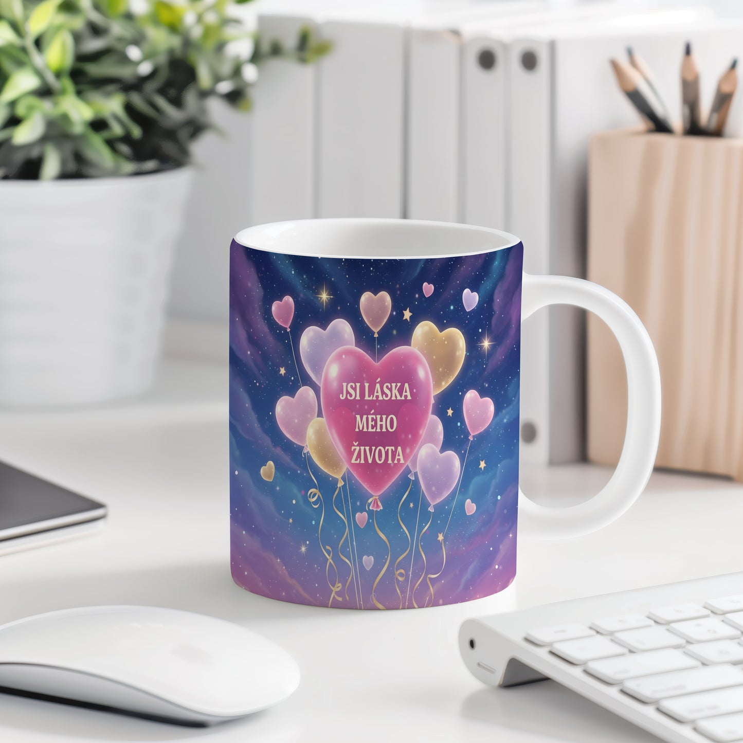 Hrnek s motivem srdcí a hvězd na modrém pozadí.