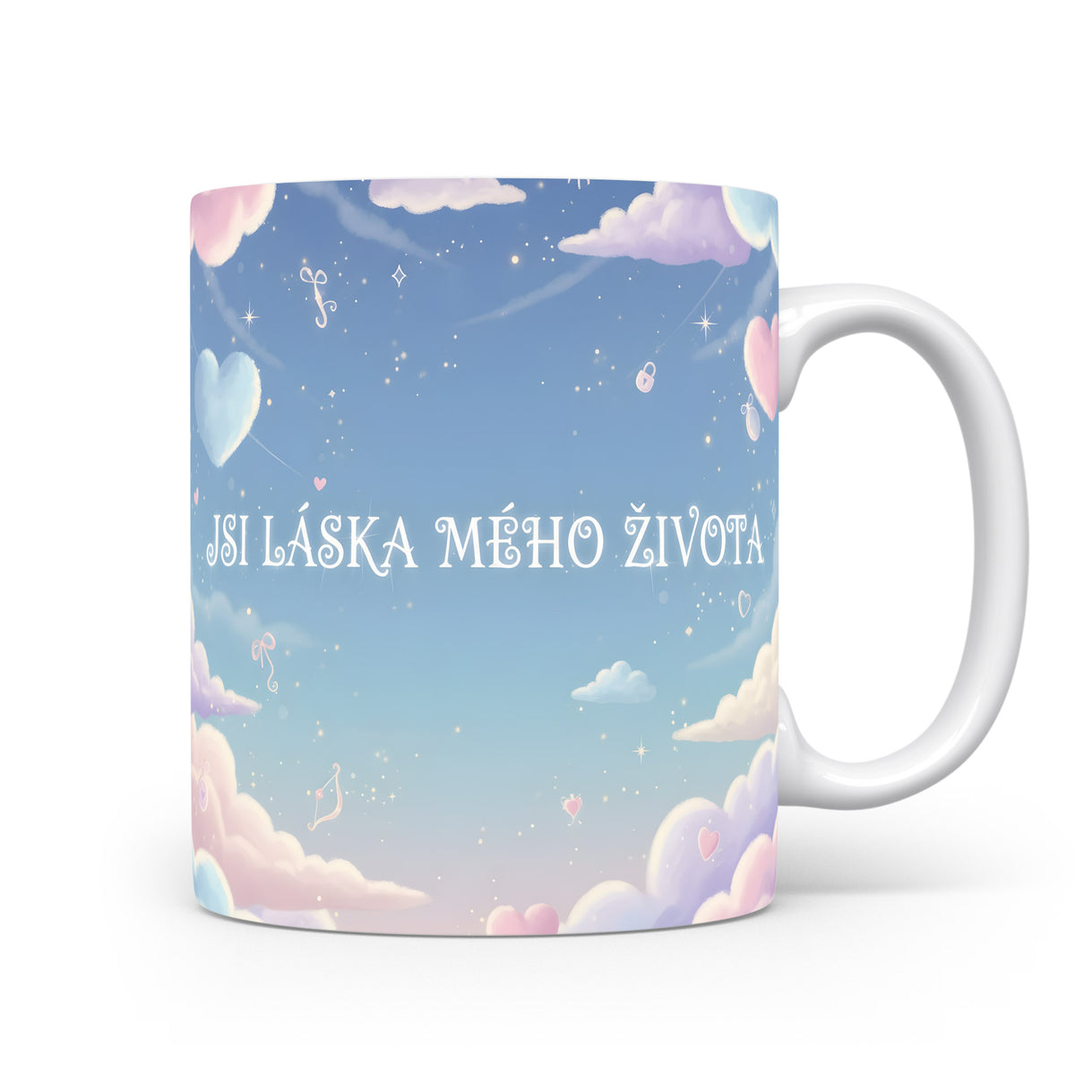 Romantický hrnek s nápisem JSI LÁSKA MÉHO ŽIVOTA a motivem oblaků a srdcí.