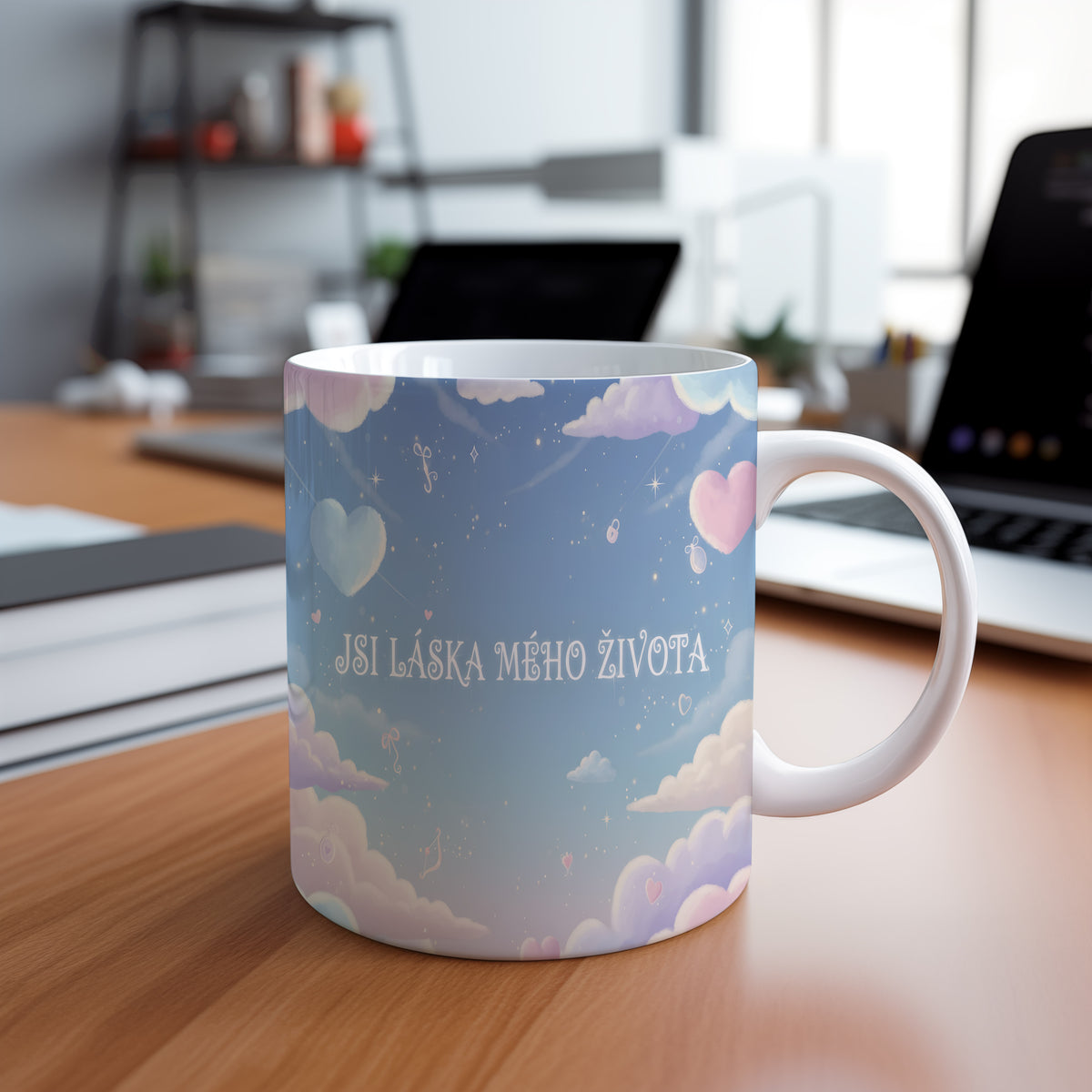 Romantický hrnek s nápisem JSI LÁSKA MÉHO ŽIVOTA a motivem oblaků a srdcí.