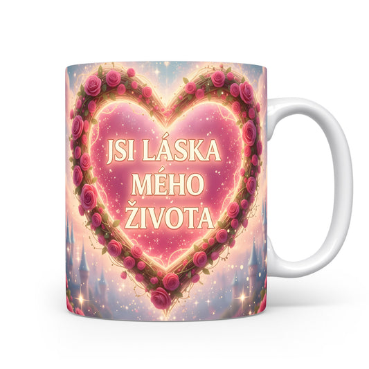 Růžový hrnek s nápisem 'JSI LÁSKA MÉHO ŽIVOTA' a srdcem z růží.