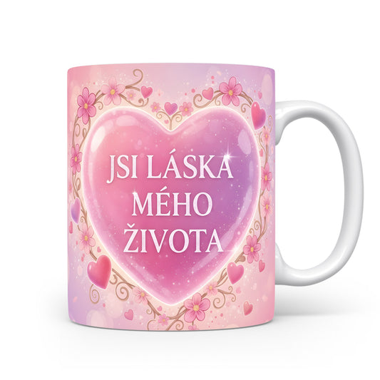 Romantický hrnek s růžovým srdcem a květinami.