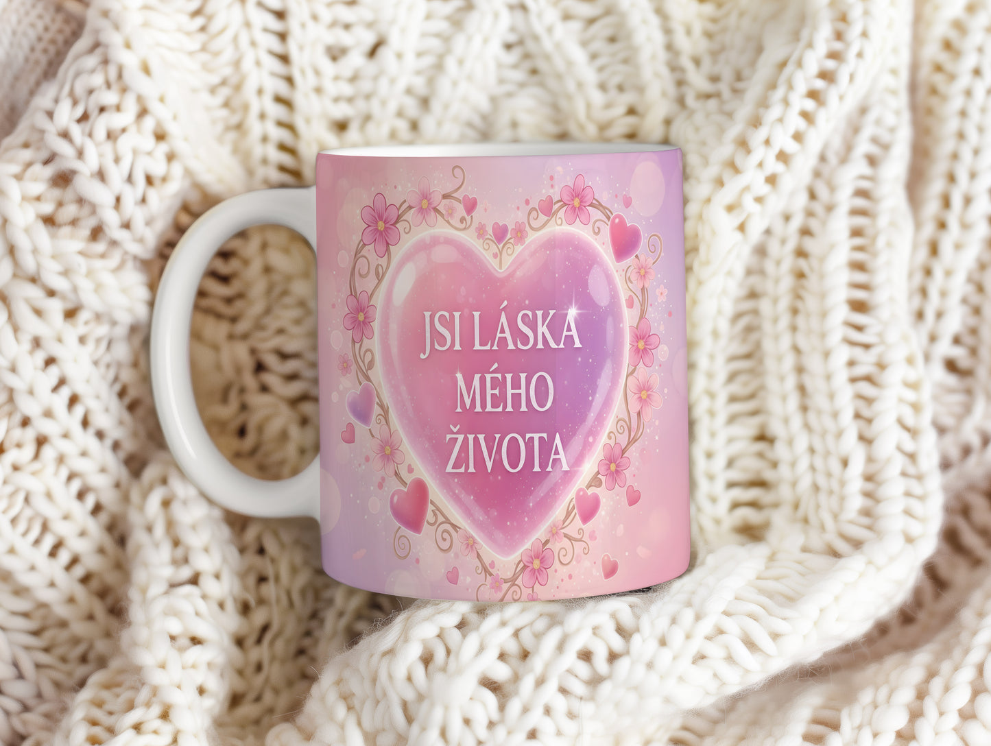 Romantický hrnek s růžovým srdcem a květinami.