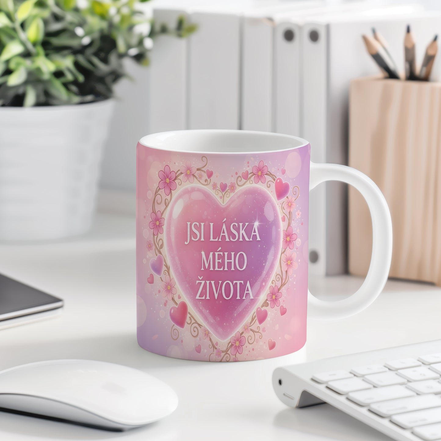 Romantický hrnek s růžovým srdcem a květinami.