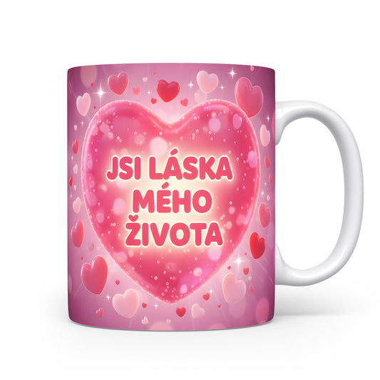 Růžový hrnek s romantickým motivem srdcí a nápisem 'JSI LÁSKA MÉHO ŽIVOTA'.