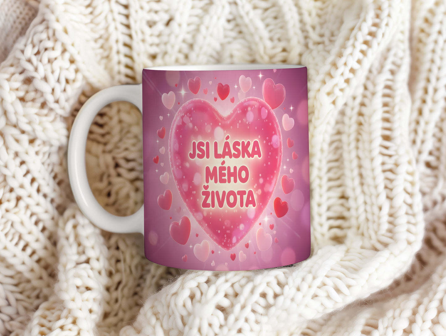 Růžový hrnek s romantickým motivem srdcí a nápisem 'JSI LÁSKA MÉHO ŽIVOTA'.