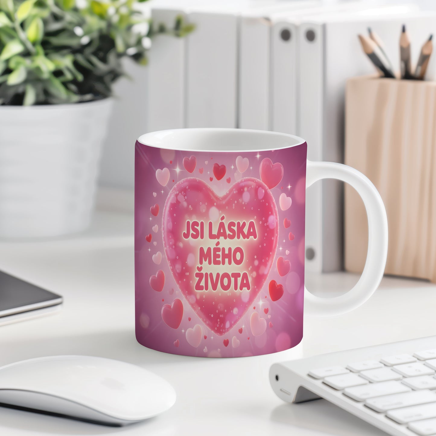 Růžový hrnek s romantickým motivem srdcí a nápisem 'JSI LÁSKA MÉHO ŽIVOTA'.