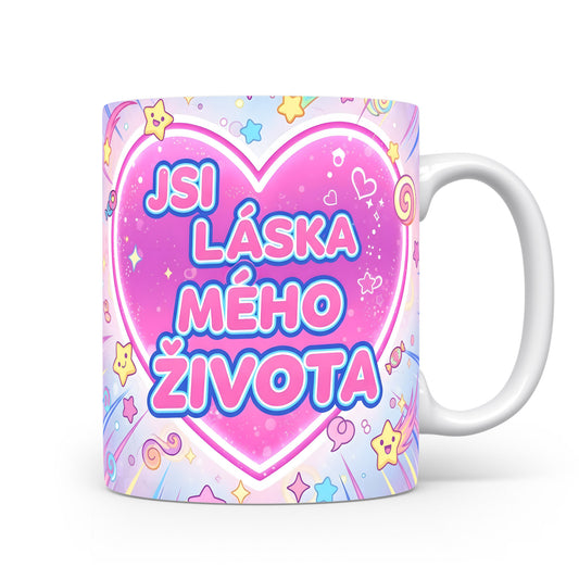 Hrnek s růžovým srdcem a nápisem JSI LÁSKA MÉHO ŽIVOTA, obklopený hvězdičkami.