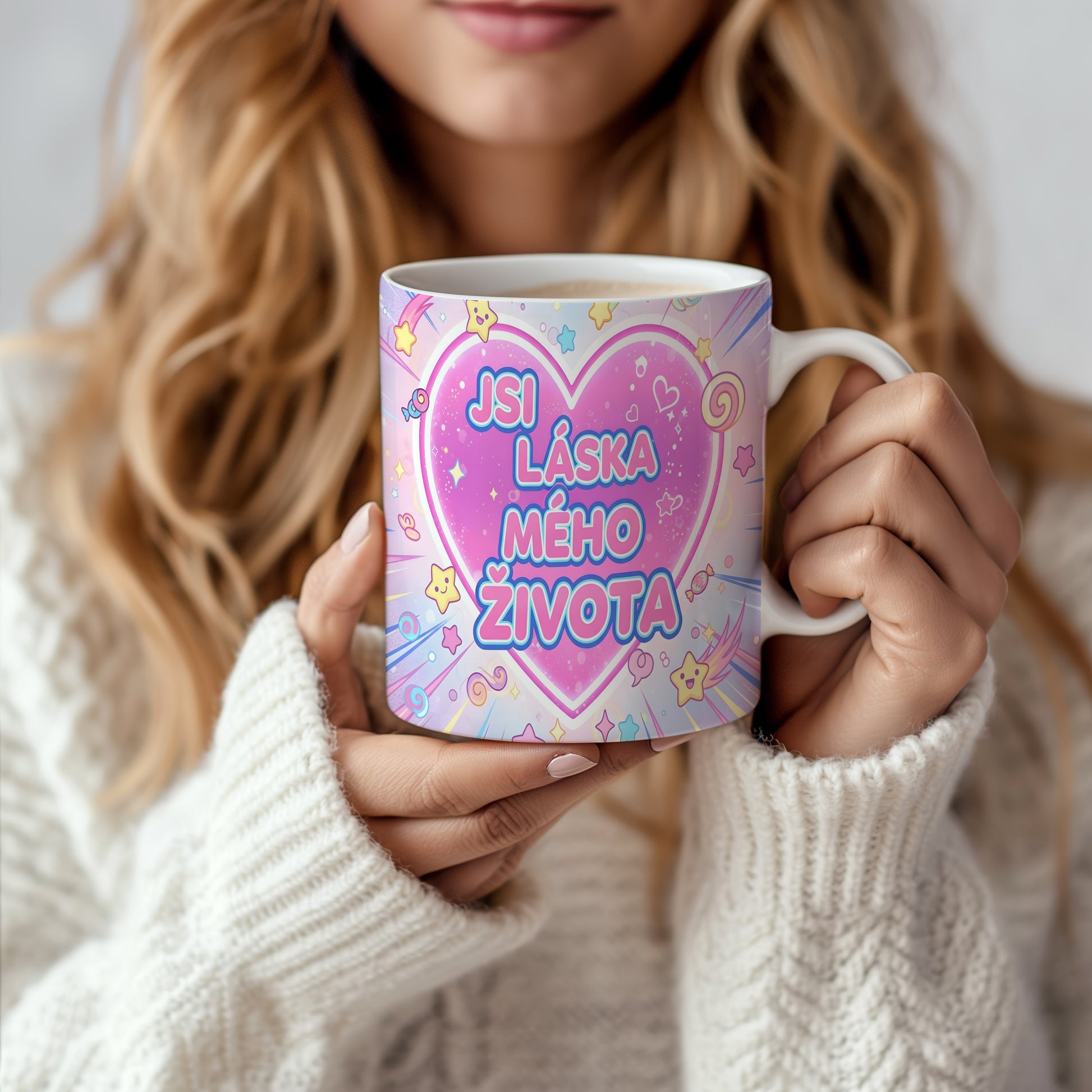 Hrnek s růžovým srdcem a nápisem JSI LÁSKA MÉHO ŽIVOTA, obklopený hvězdičkami.