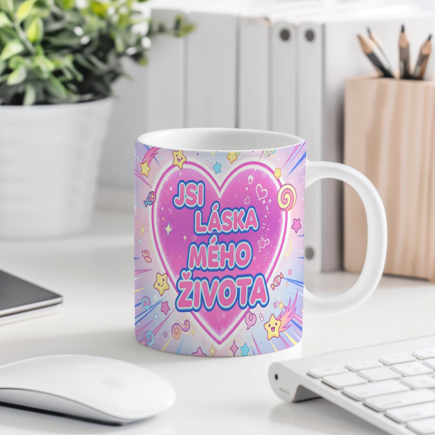 Hrnek s růžovým srdcem a nápisem JSI LÁSKA MÉHO ŽIVOTA, obklopený hvězdičkami.