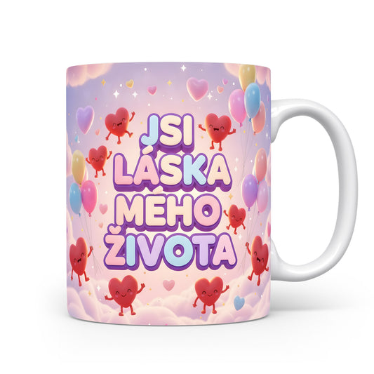 Hrnek s nápisem JSI LÁSKA MÉHO ŽIVOTA, s motivem srdcí a balónků.