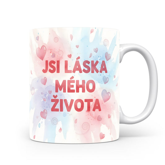 Romantický hrnek s nápisem JSI LÁSKA MÉHO ŽIVOTA a akvarelovými srdíčky.