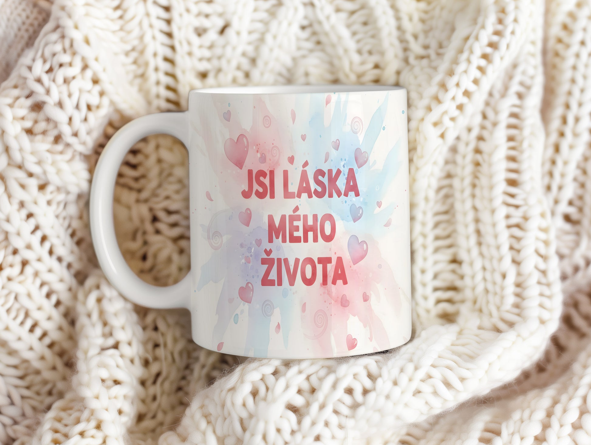 Romantický hrnek s nápisem JSI LÁSKA MÉHO ŽIVOTA a akvarelovými srdíčky.