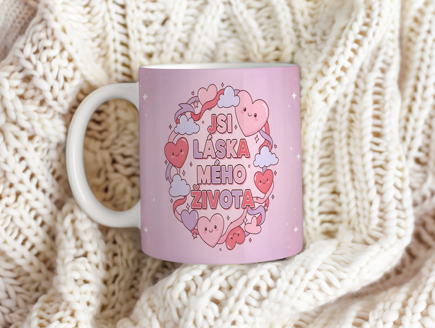 Růžový hrnek s nápisem JSI LÁSKA MÉHO ŽIVOTA a motivem srdcí.
