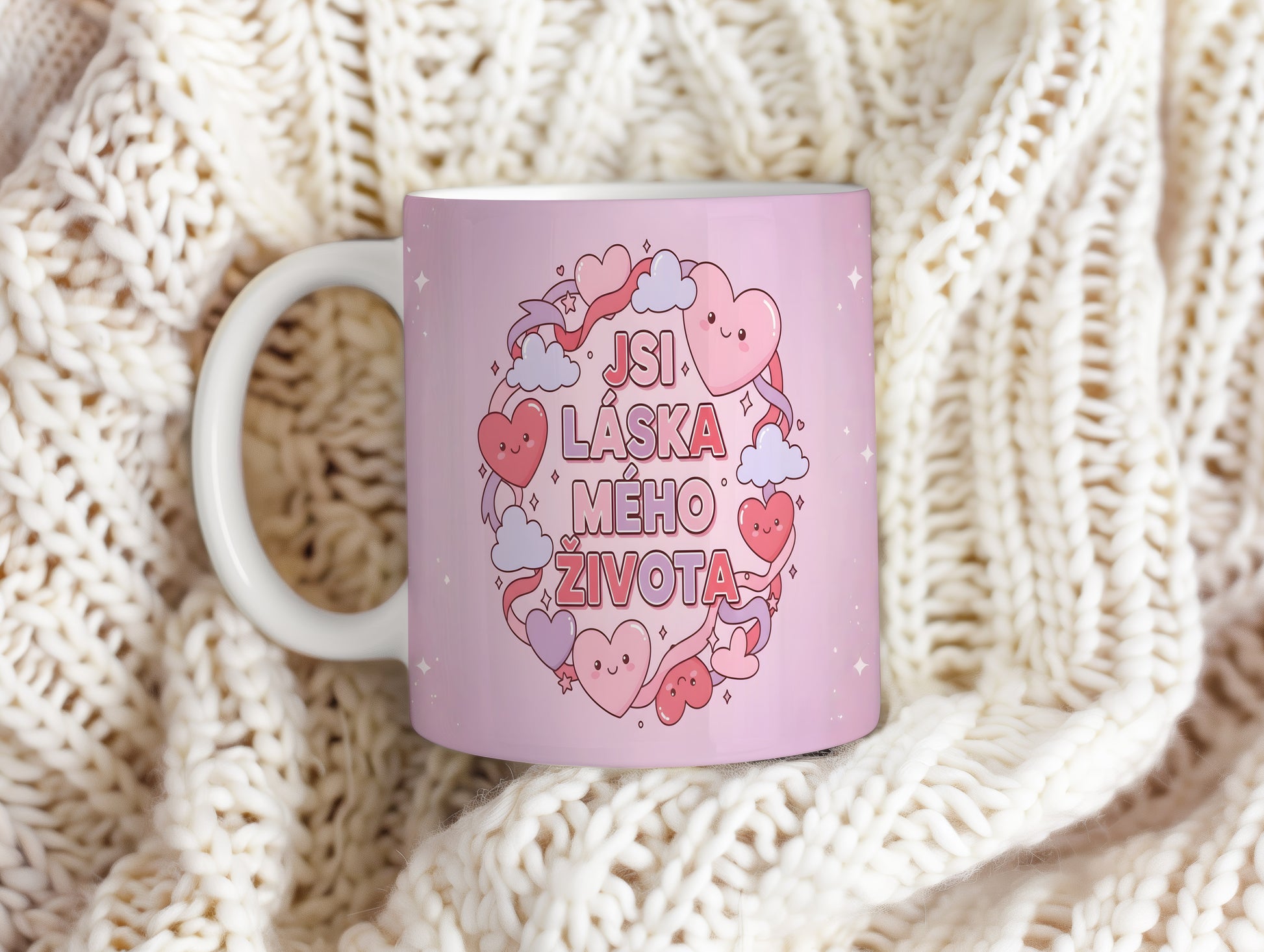 Růžový hrnek s nápisem JSI LÁSKA MÉHO ŽIVOTA a motivem srdcí.