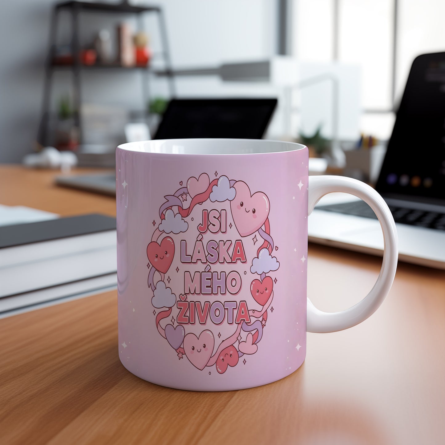 Růžový hrnek s nápisem JSI LÁSKA MÉHO ŽIVOTA a motivem srdcí.