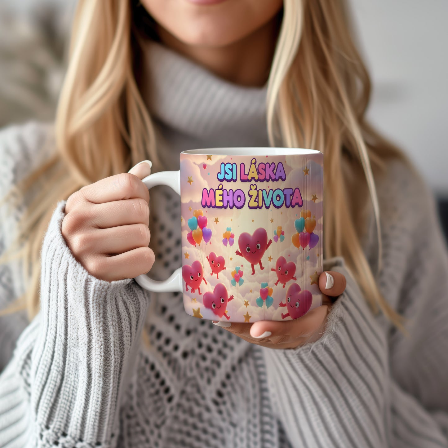 Hrnek s nápisem JSI LÁSKA MÉHO ŽIVOTA a motivem srdcí a balónků.