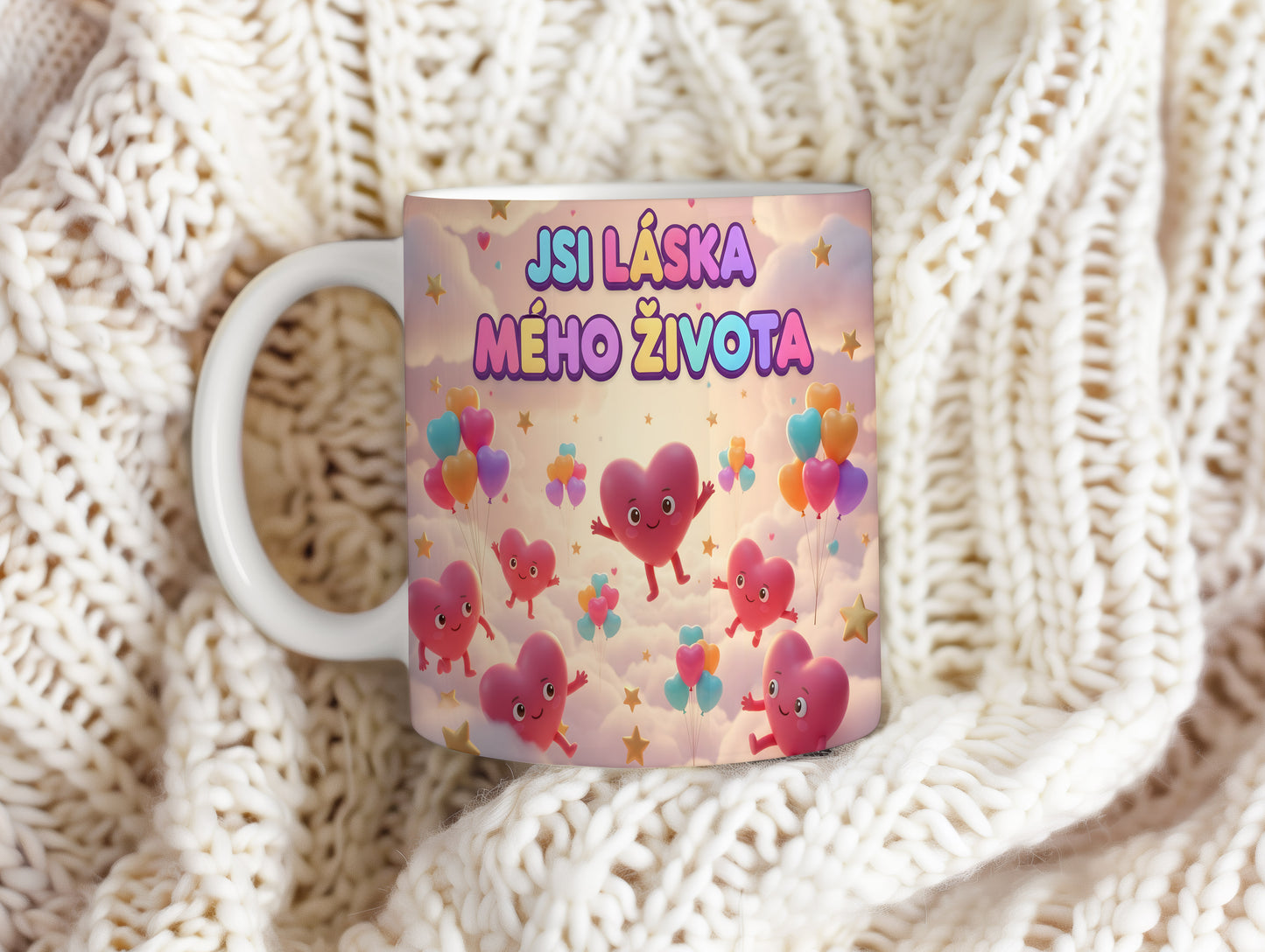 Hrnek s nápisem JSI LÁSKA MÉHO ŽIVOTA a motivem srdcí a balónků.