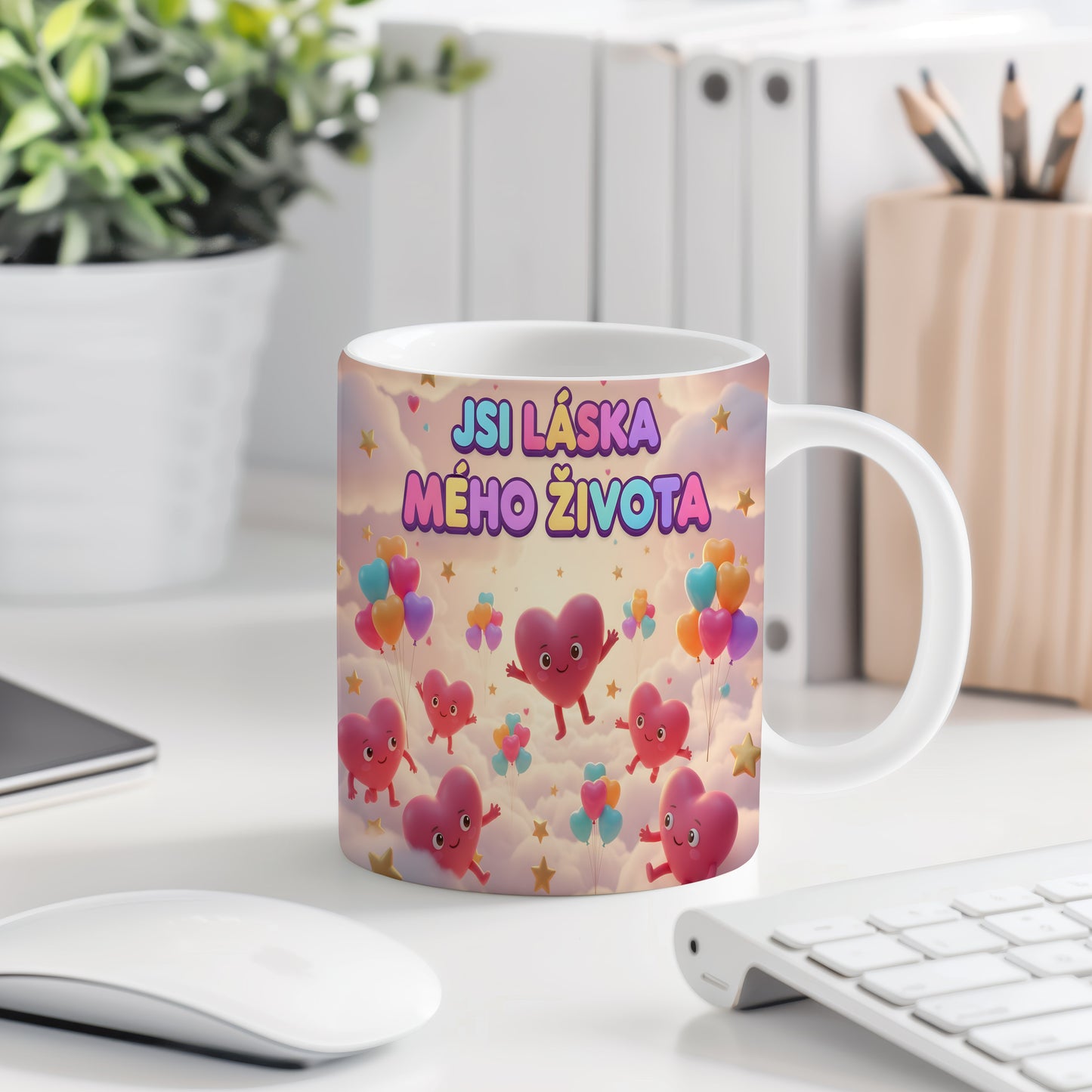 Hrnek s nápisem JSI LÁSKA MÉHO ŽIVOTA a motivem srdcí a balónků.