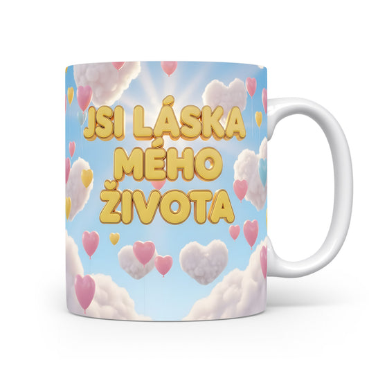 Romantický hrnek s nápisem JSI LÁSKA MÉHO ŽIVOTA a srdci v oblacích.