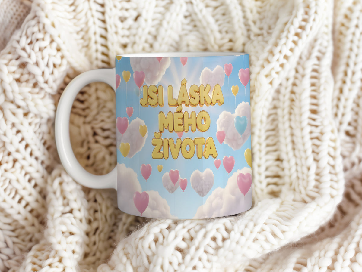 Romantický hrnek s nápisem JSI LÁSKA MÉHO ŽIVOTA a srdci v oblacích.