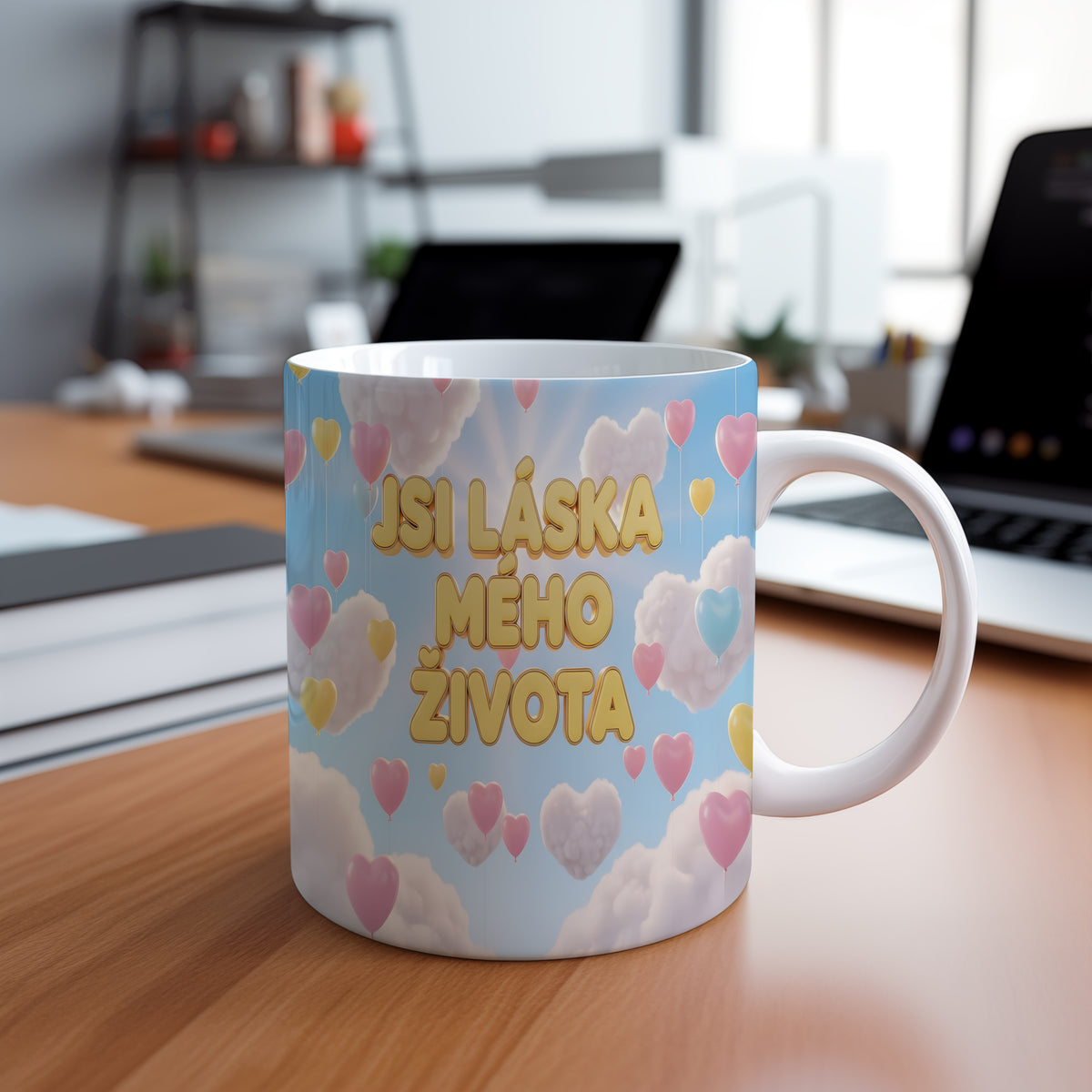 Romantický hrnek s nápisem JSI LÁSKA MÉHO ŽIVOTA a srdci v oblacích.