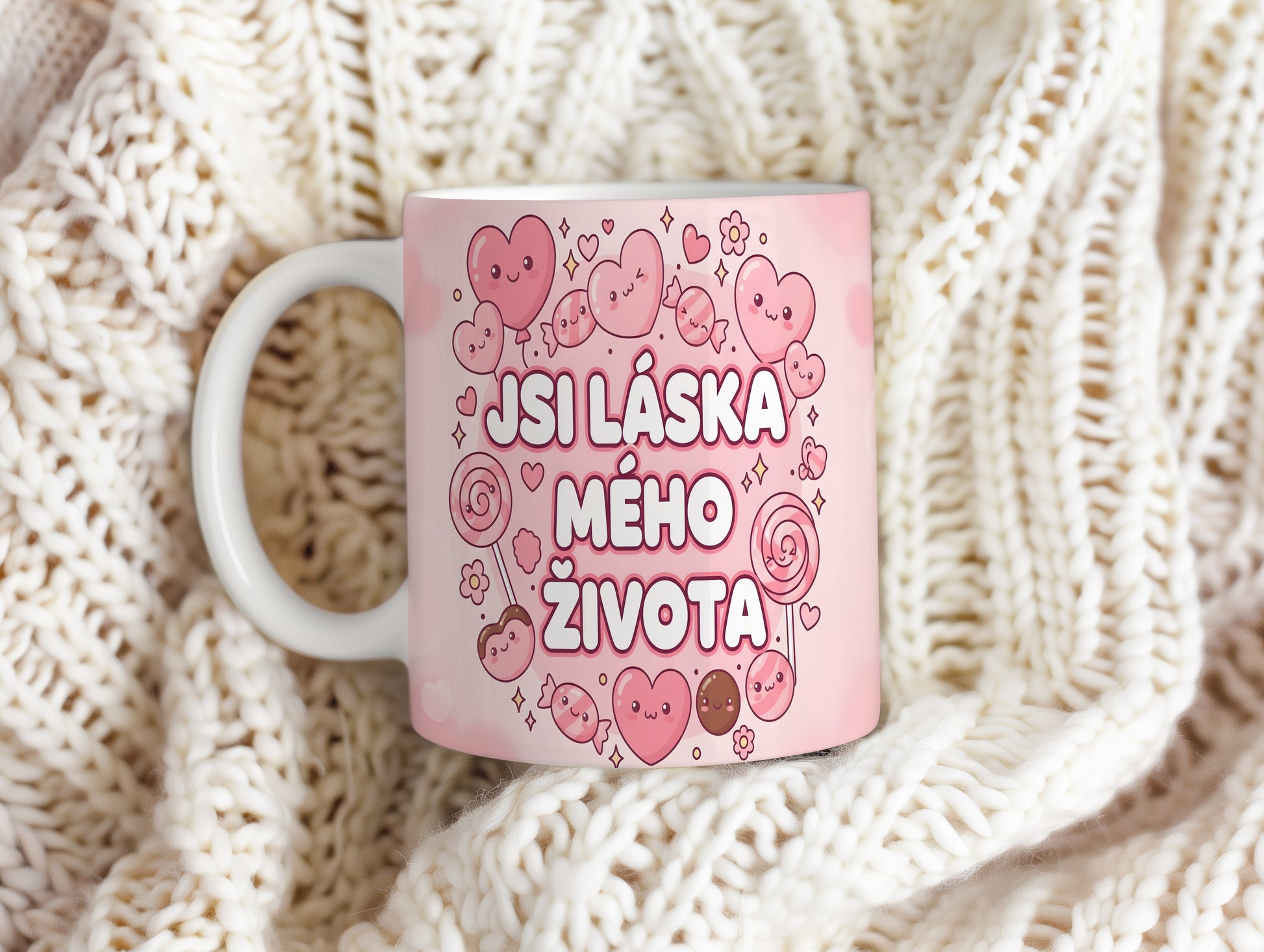 Růžový hrnek s motivem srdcí a nápisem JSI LÁSKA MÉHO ŽIVOTA.