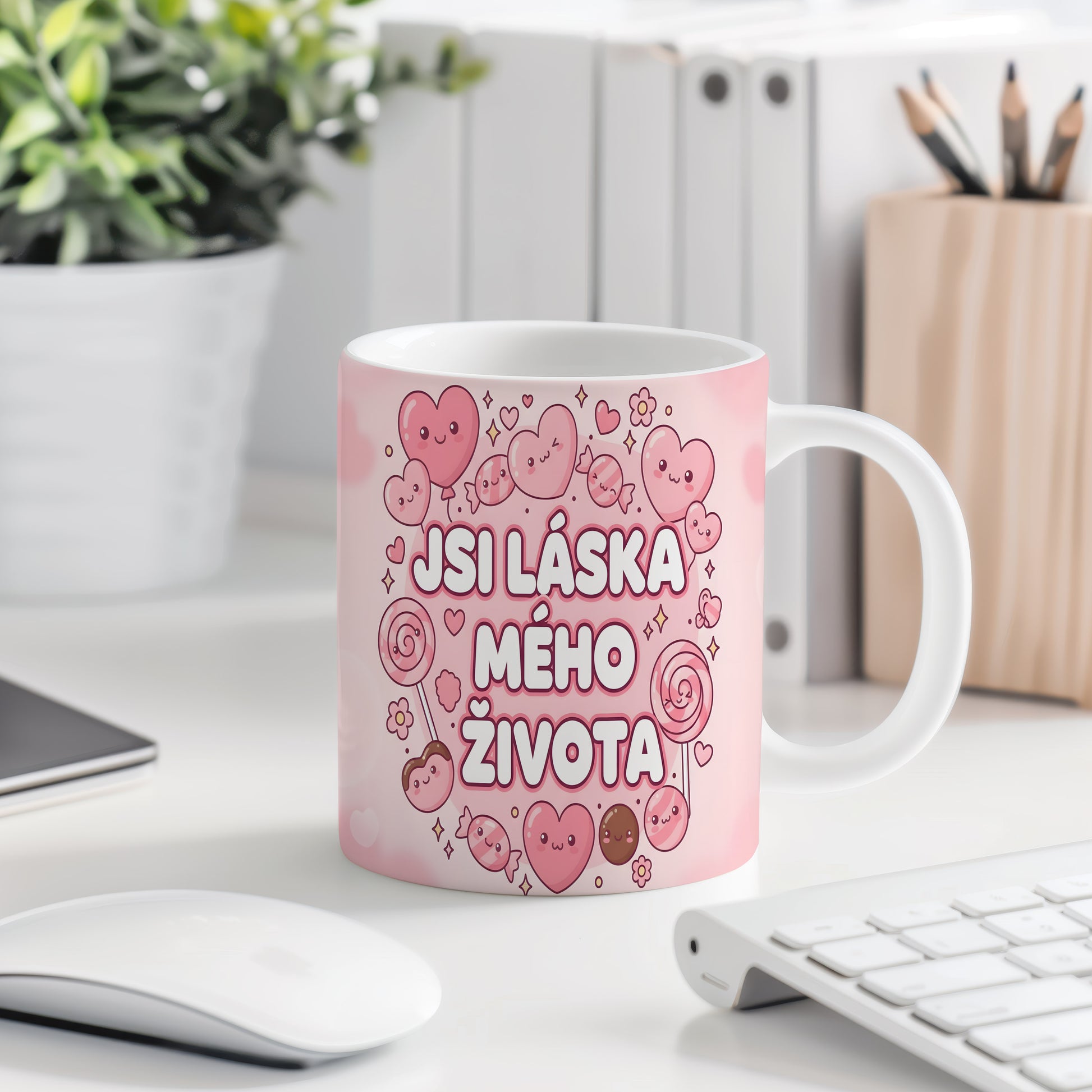 Růžový hrnek s motivem srdcí a nápisem JSI LÁSKA MÉHO ŽIVOTA.