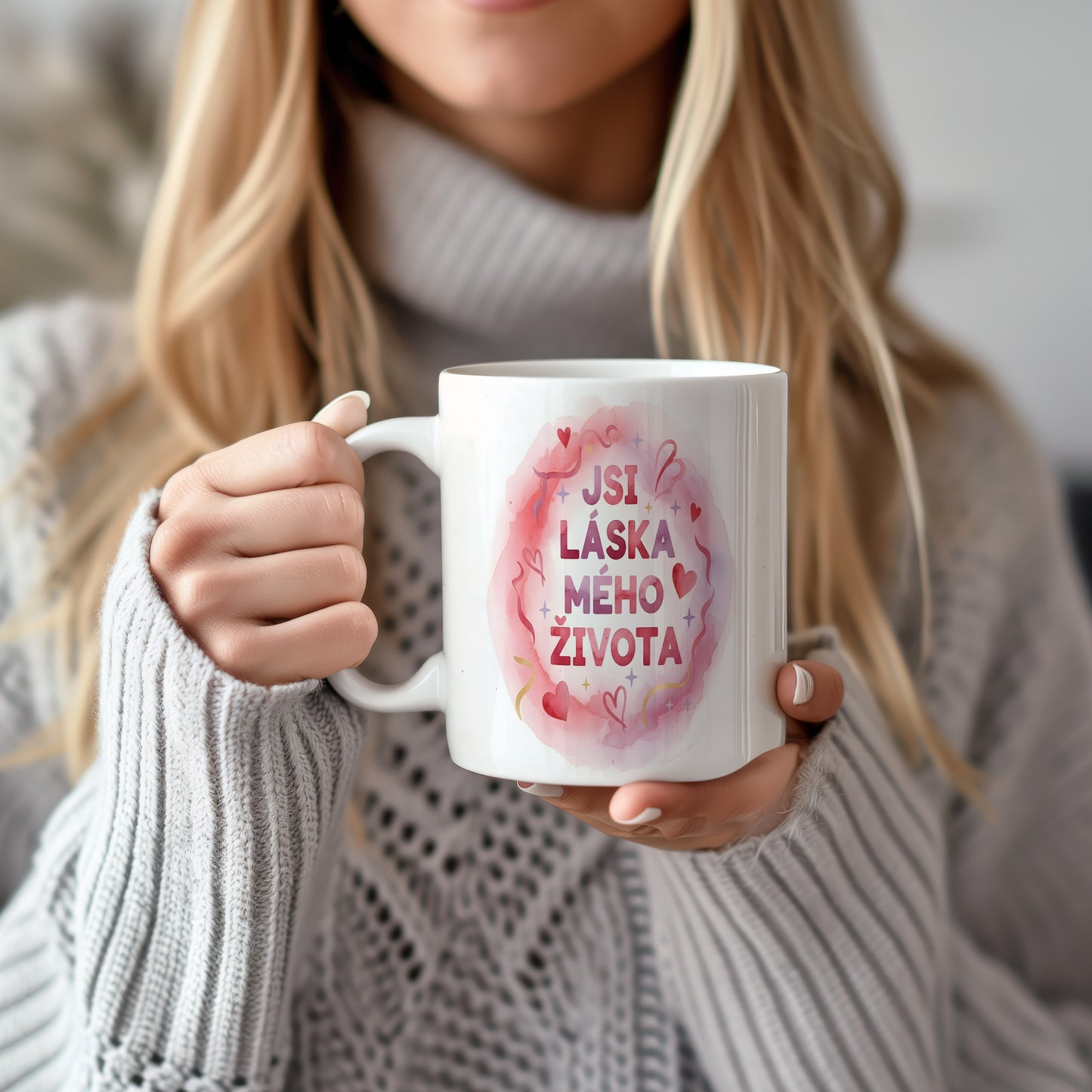 Bílý hrnek s růžovým akvarelovým motivem a nápisem JSI LÁSKA MÉHO ŽIVOTA.