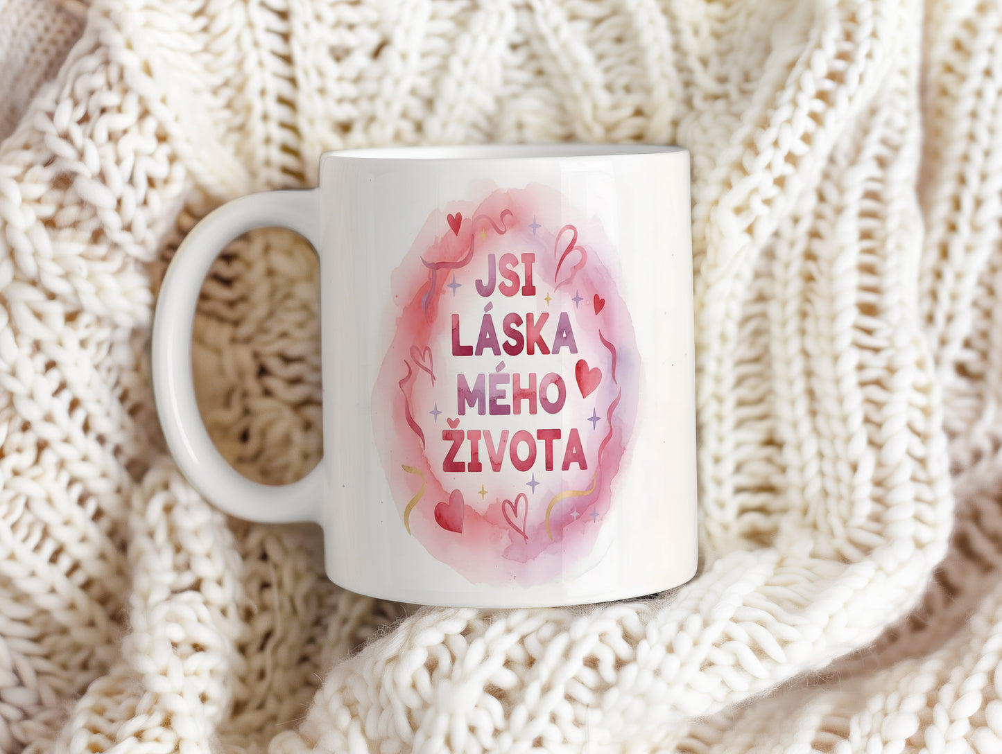 Bílý hrnek s růžovým akvarelovým motivem a nápisem JSI LÁSKA MÉHO ŽIVOTA.