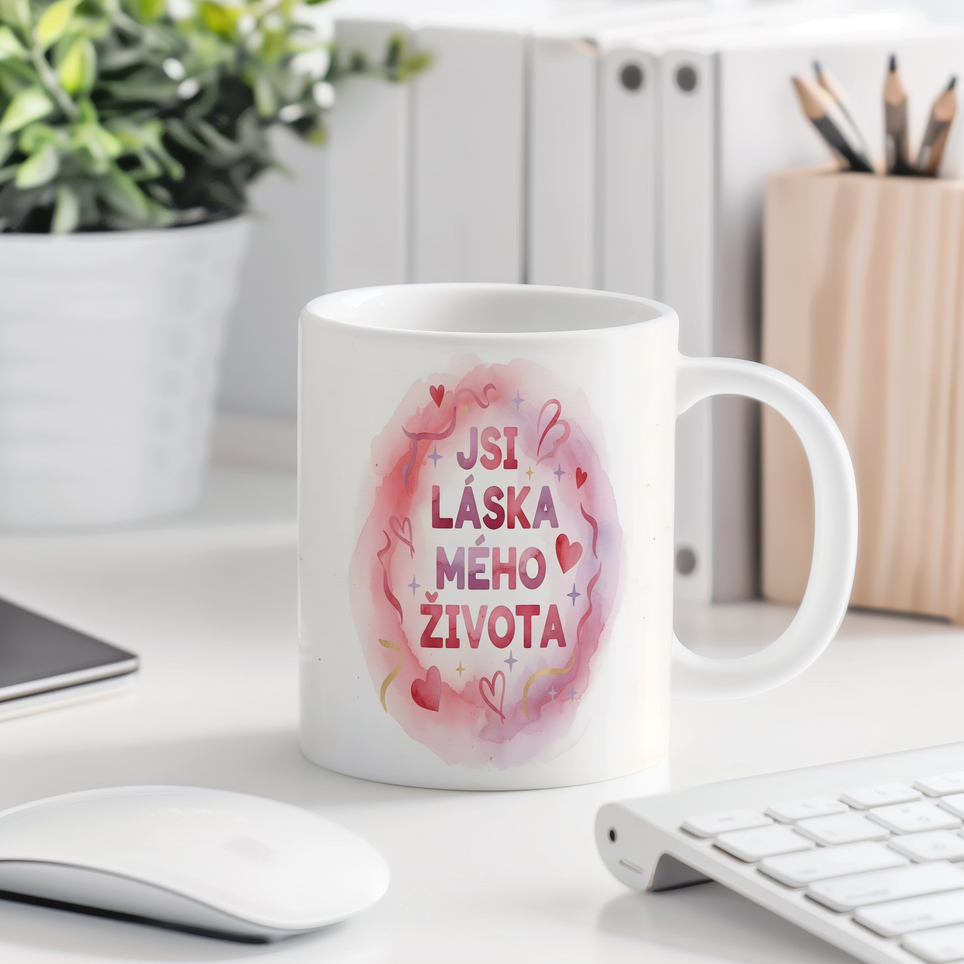 Bílý hrnek s růžovým akvarelovým motivem a nápisem JSI LÁSKA MÉHO ŽIVOTA.
