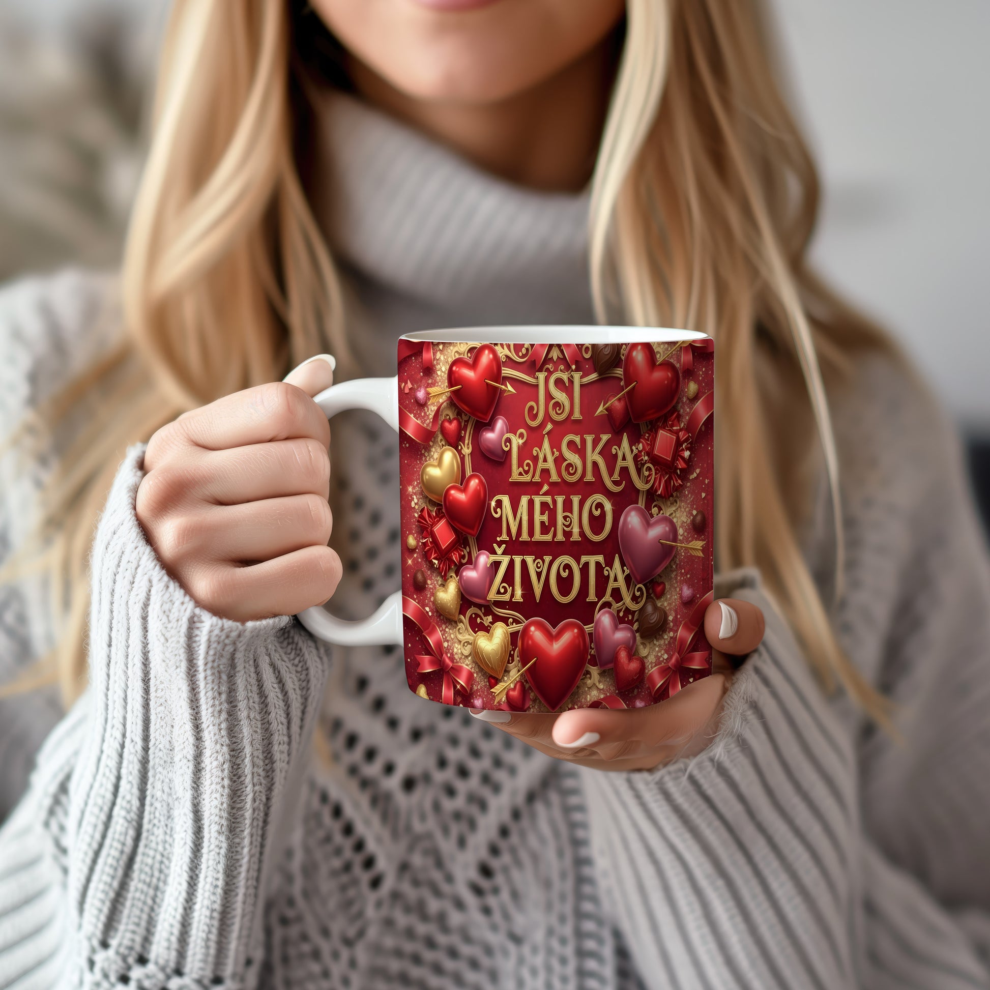 Romantický hrnek s červenými a zlatými srdci a nápisem JSI LÁSKA MÉHO ŽIVOTA.