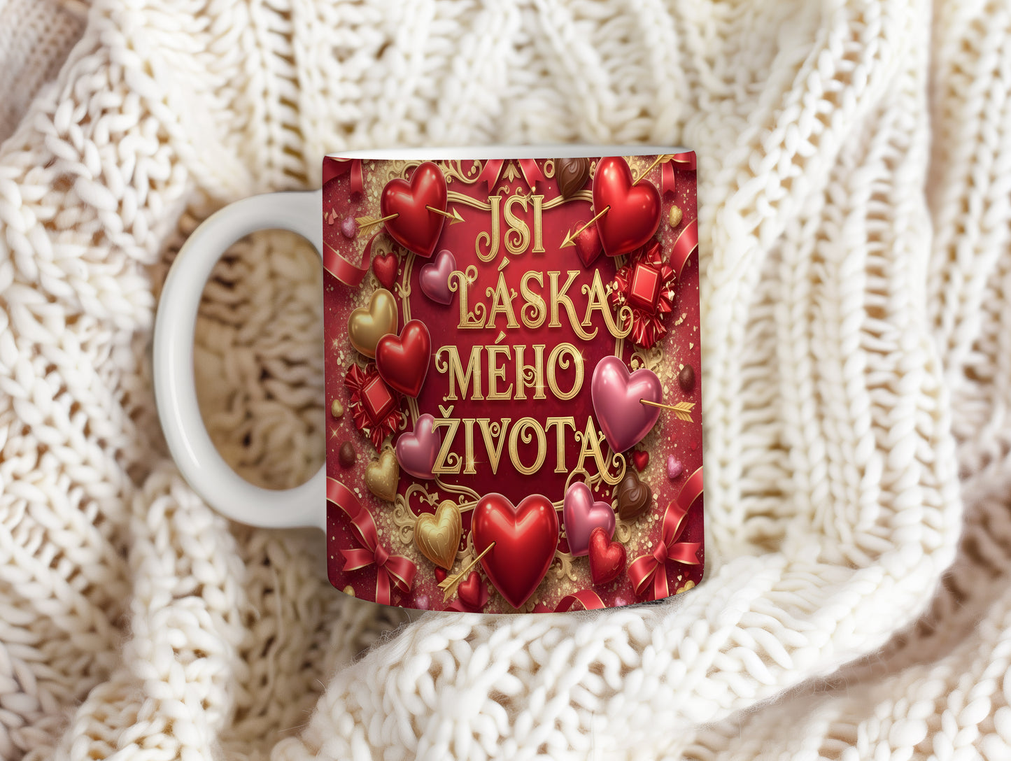 Romantický hrnek s červenými a zlatými srdci a nápisem JSI LÁSKA MÉHO ŽIVOTA.