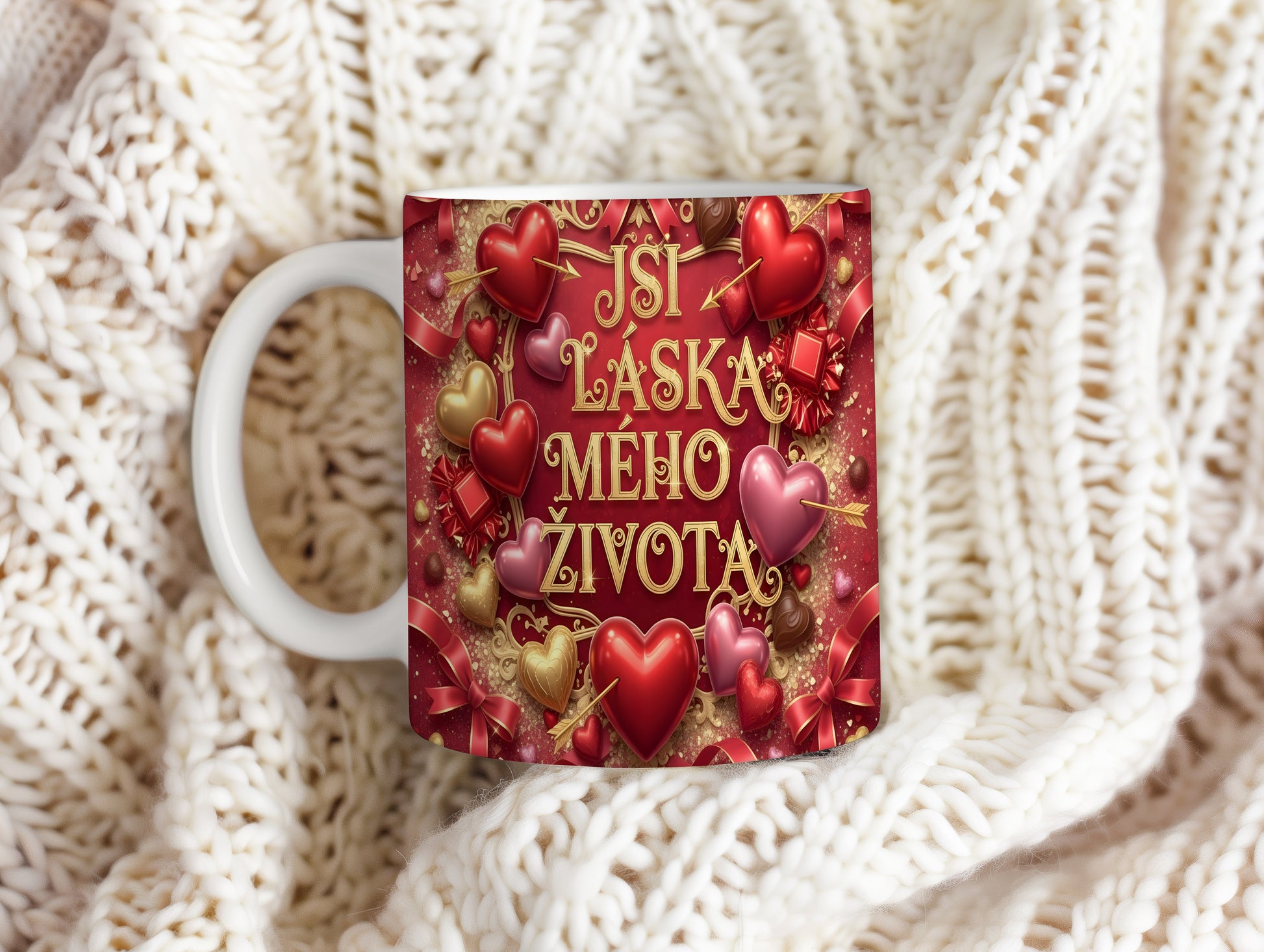 Romantický hrnek s červenými a zlatými srdci a nápisem JSI LÁSKA MÉHO ŽIVOTA.