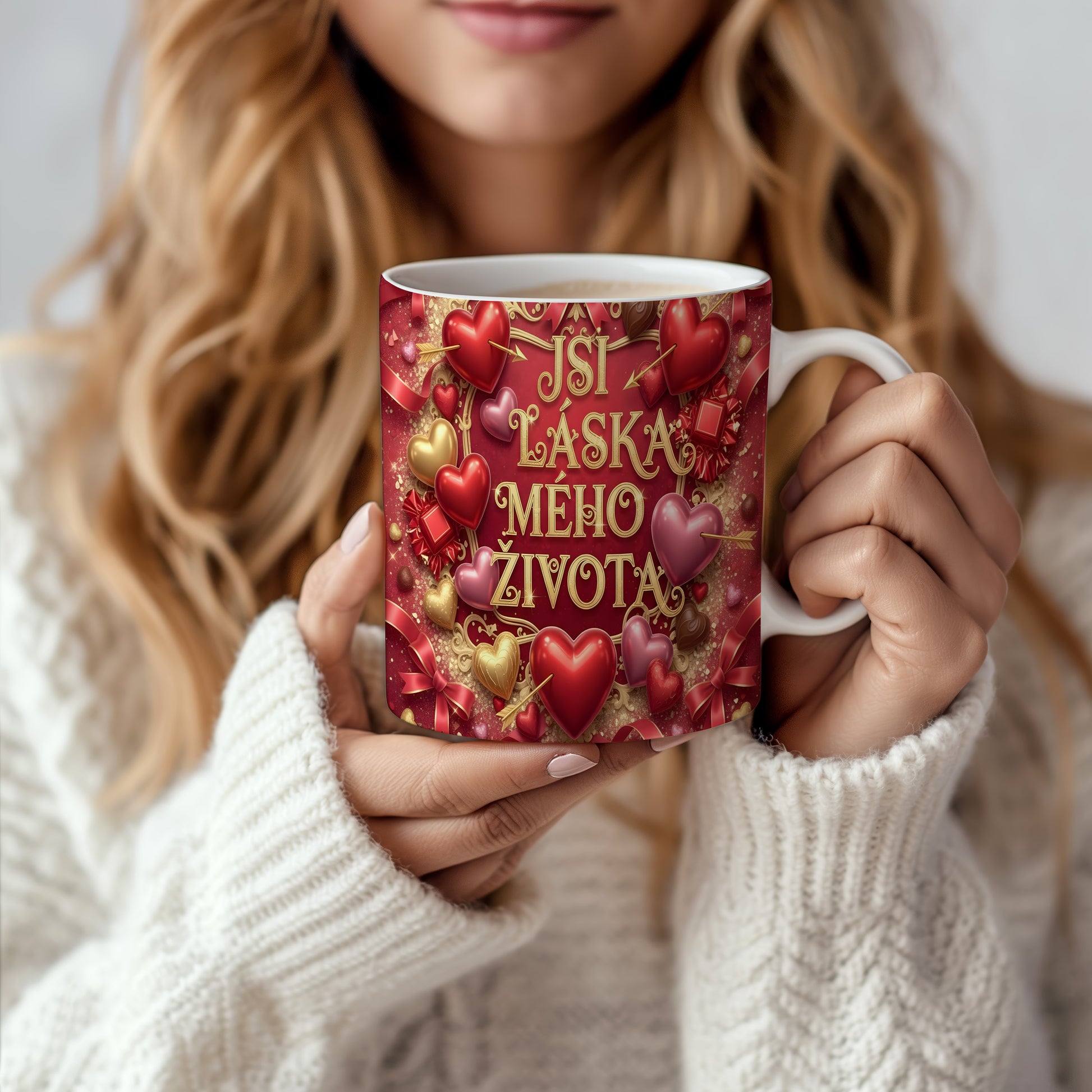 Romantický hrnek s červenými a zlatými srdci a nápisem JSI LÁSKA MÉHO ŽIVOTA.
