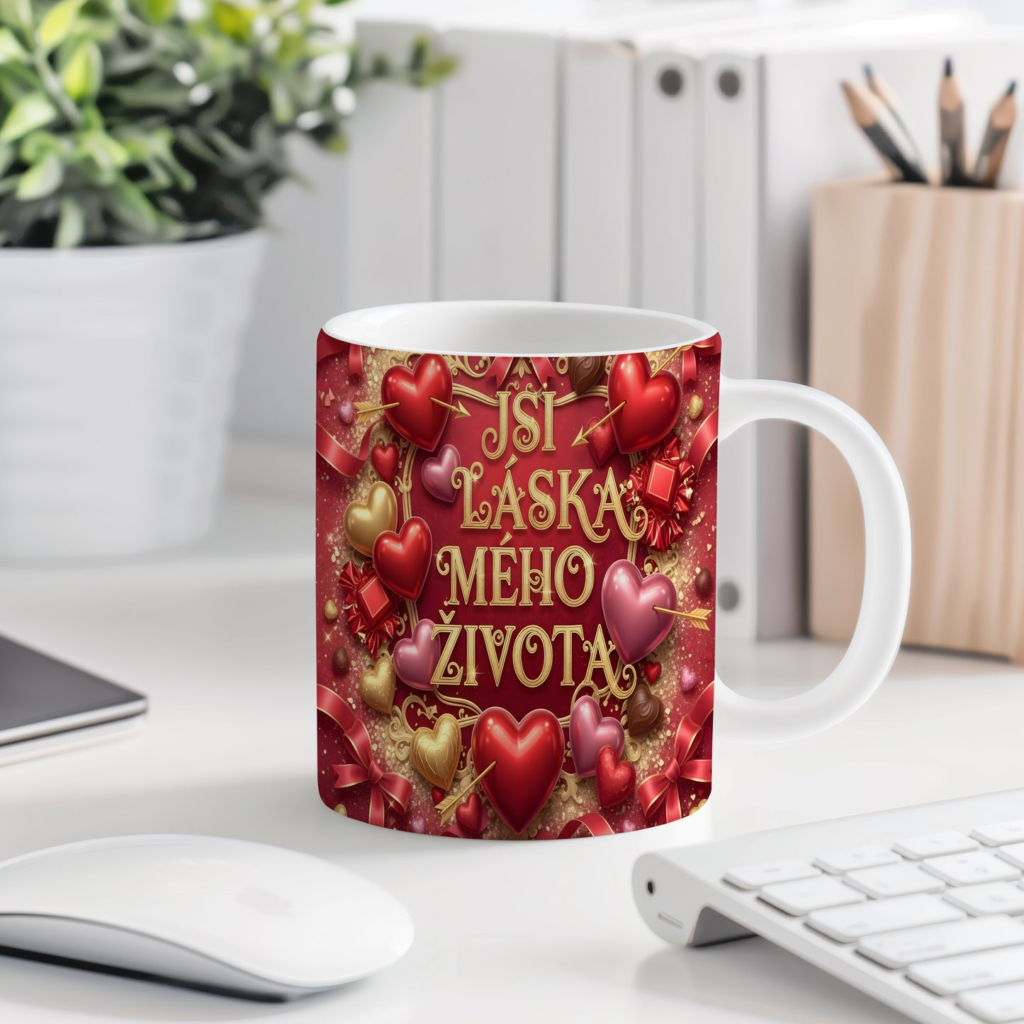 Romantický hrnek s červenými a zlatými srdci a nápisem JSI LÁSKA MÉHO ŽIVOTA.