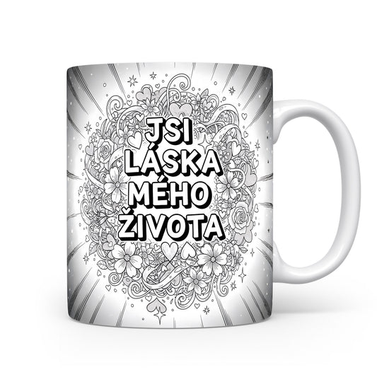 Černobílý hrnek s nápisem JSI LÁSKA MÉHO ŽIVOTA a květinovými motivy.