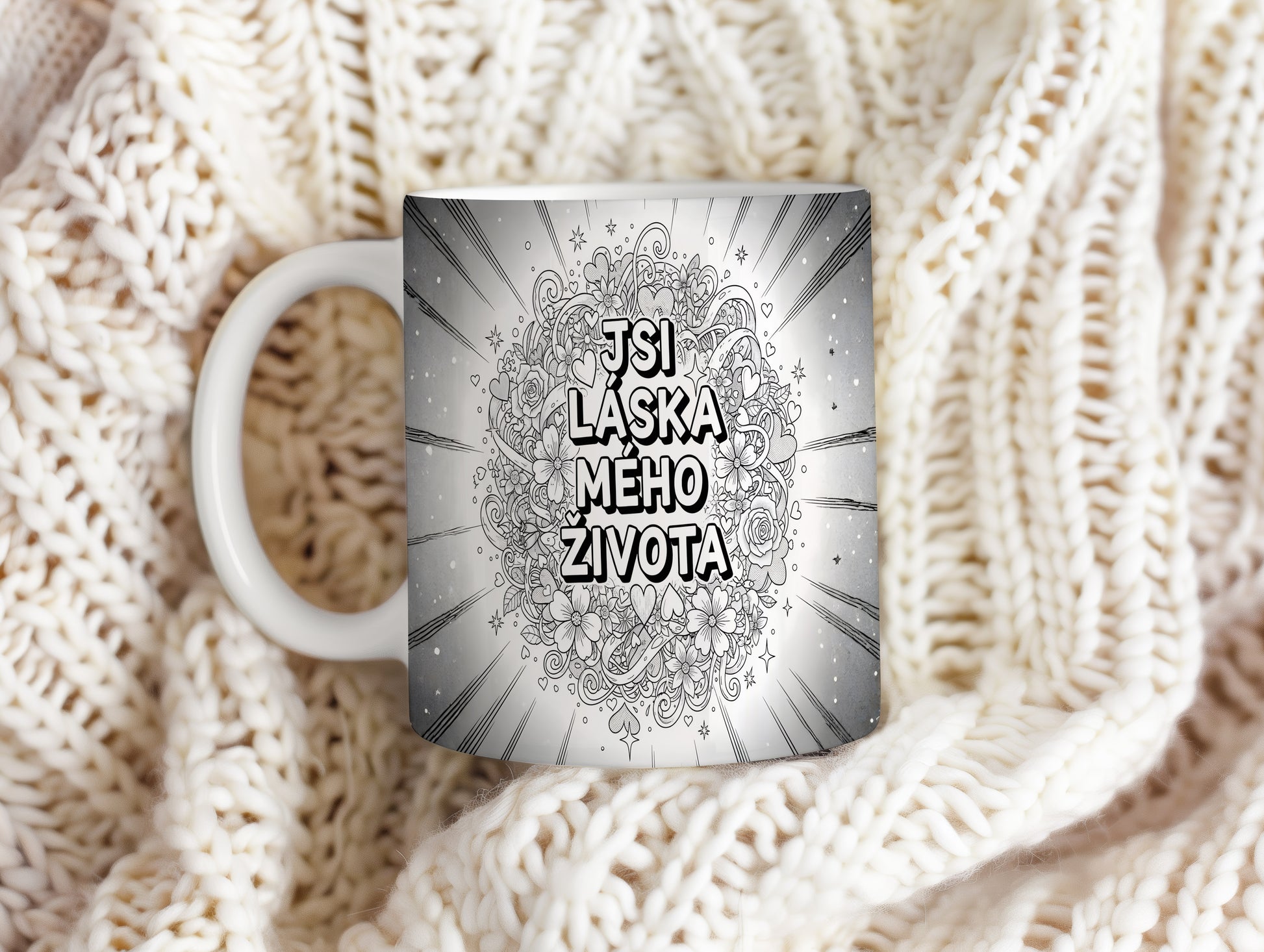 Černobílý hrnek s nápisem JSI LÁSKA MÉHO ŽIVOTA a květinovými motivy.