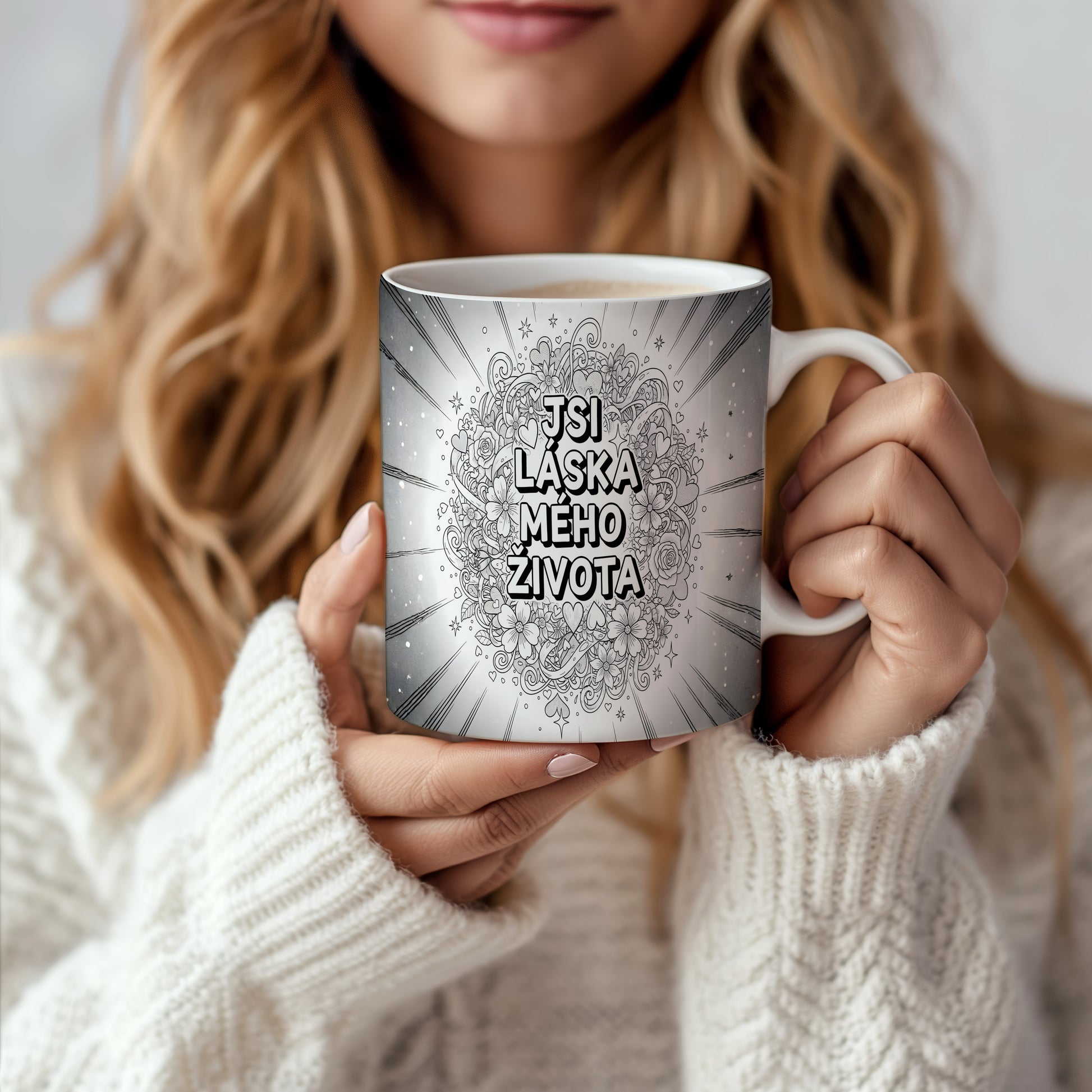 Černobílý hrnek s nápisem JSI LÁSKA MÉHO ŽIVOTA a květinovými motivy.