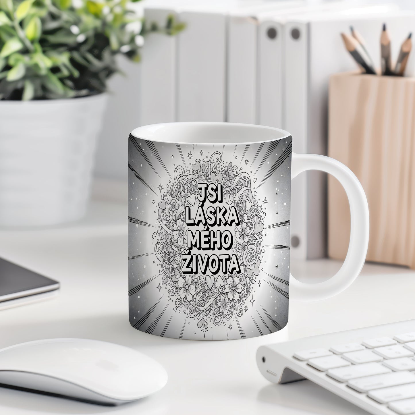Černobílý hrnek s nápisem JSI LÁSKA MÉHO ŽIVOTA a květinovými motivy.
