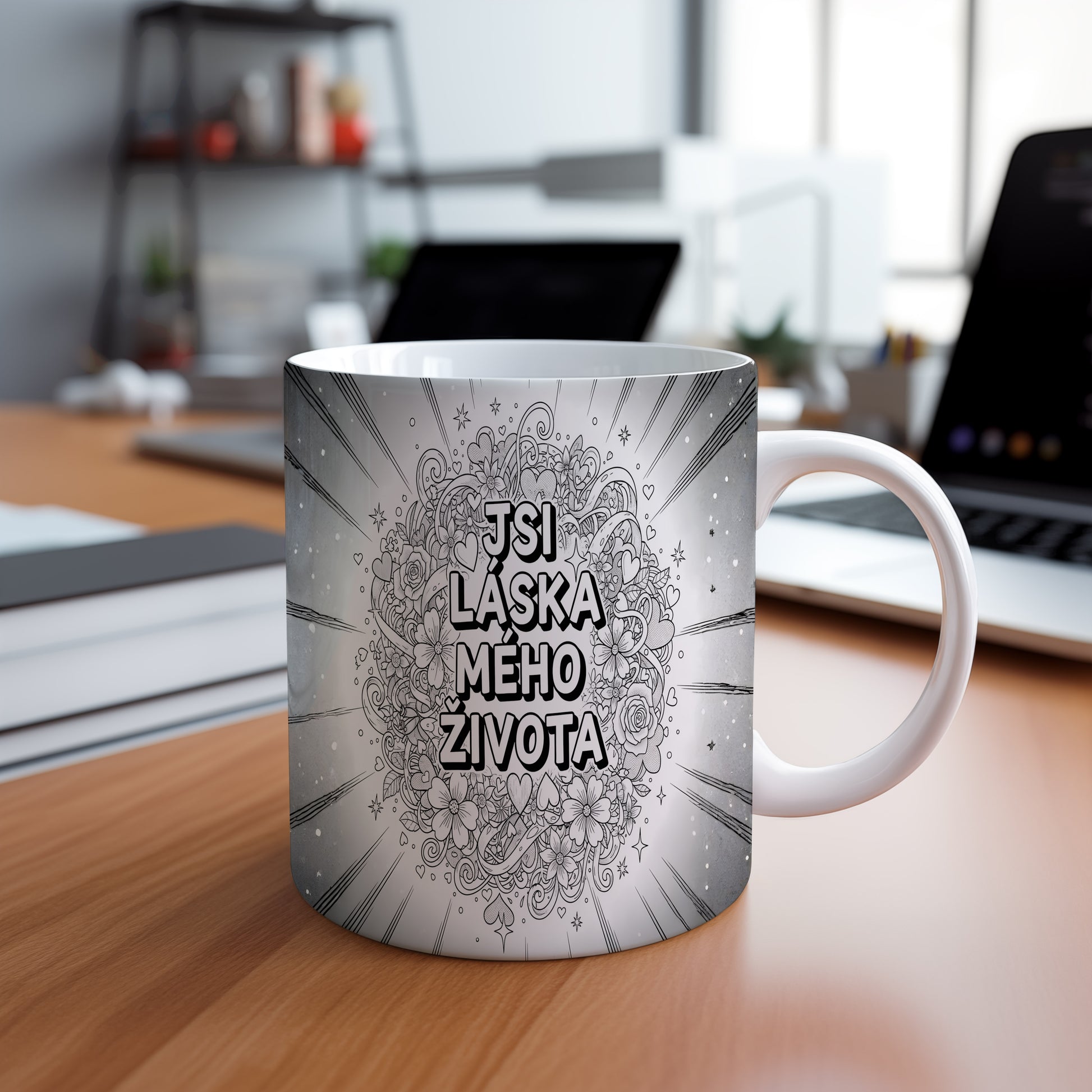 Černobílý hrnek s nápisem JSI LÁSKA MÉHO ŽIVOTA a květinovými motivy.