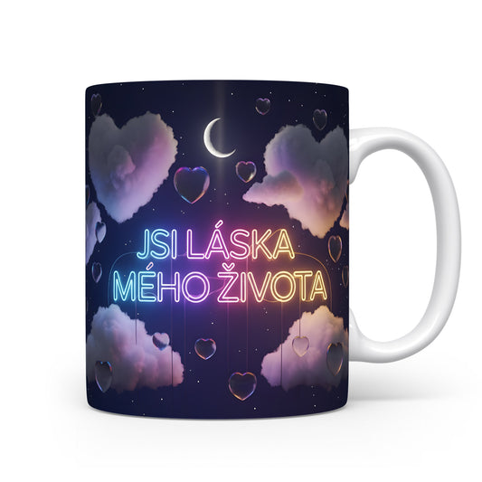 Hrnek s nápisem JSI LÁSKA MÉHO ŽIVOTA, s motivem srdcí a měsíce.